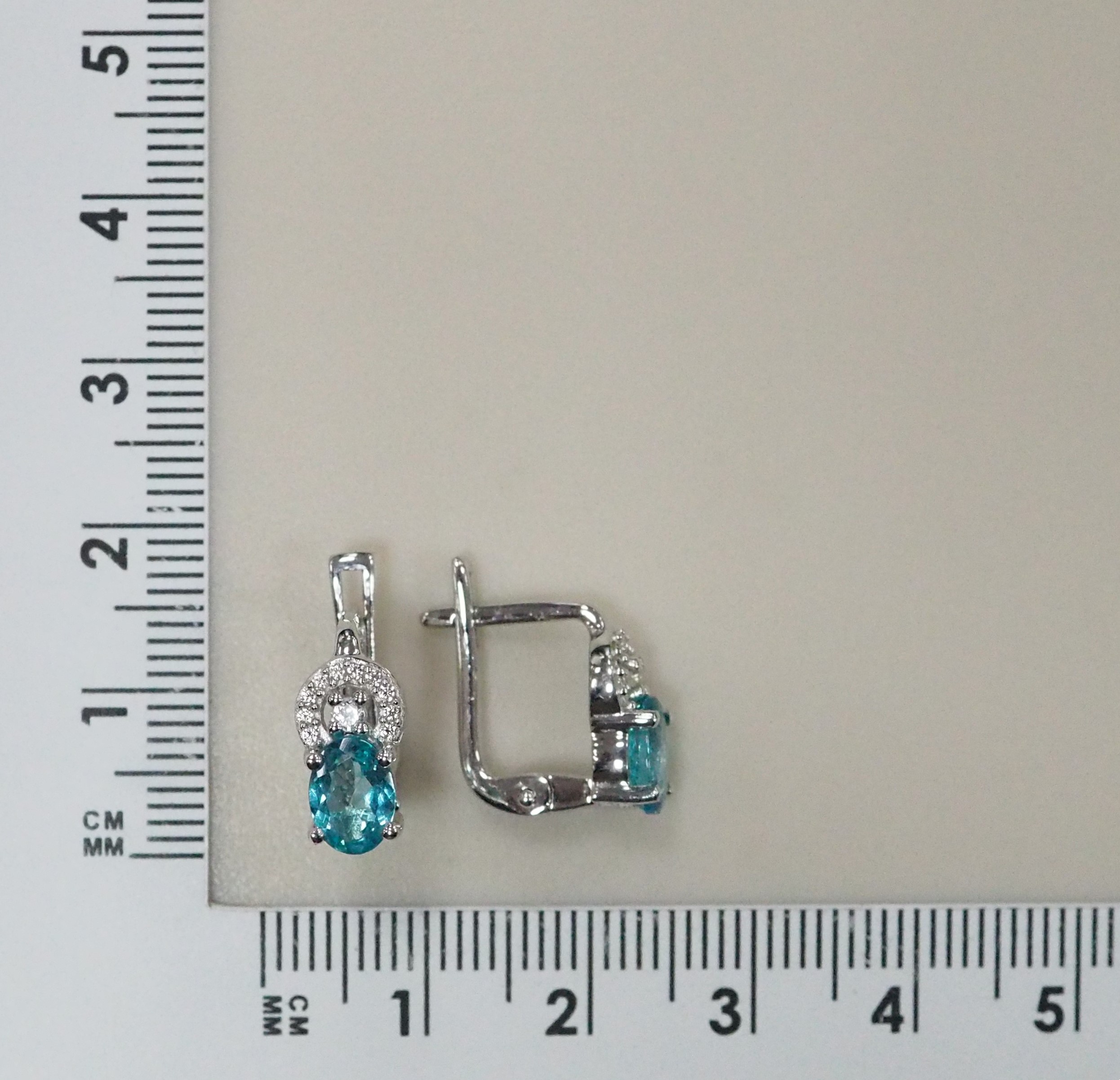 Серебряные серьги с апатитами